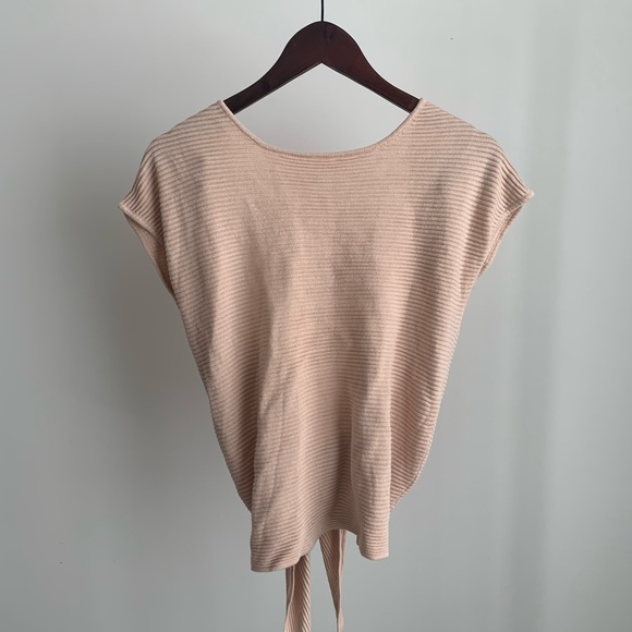 DYNAMITE Backless Top - Picture 2 of 8